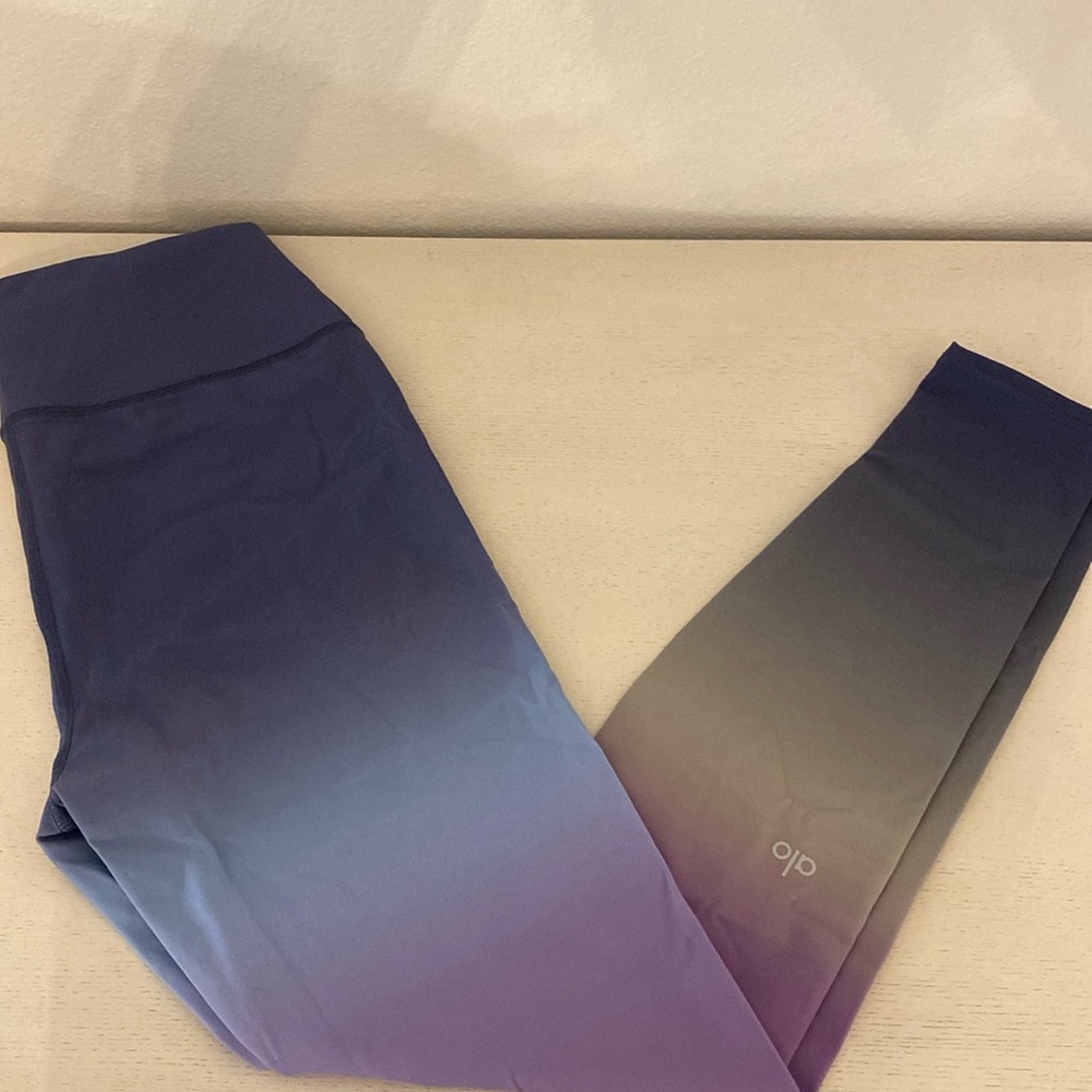 Vapor High-Waist Gradient Dusk Legging in Dusk Sky by Alo Yoga